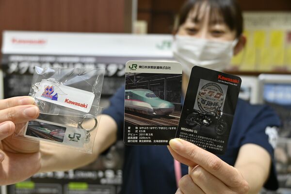 山あげ会館でもらえるキーホルダー（左）とカード