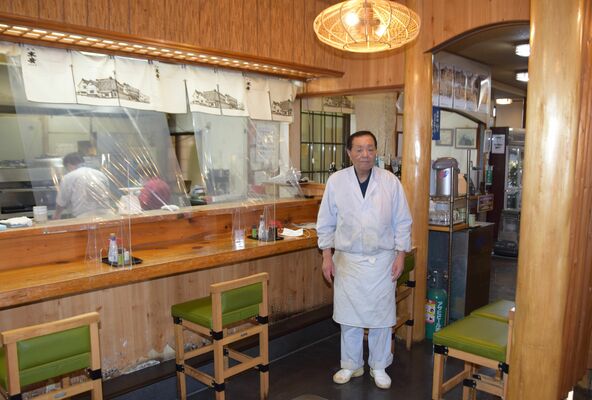 店内に立つ熊倉さん