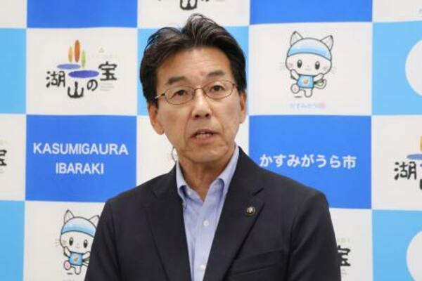 取材に応じる茨城県かすみがうら市の宮嶋謙市長=16日午前、同市役所
