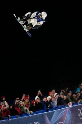 　男子ハーフパイプ予選　エアを決める戸塚優斗＝リビーニョ（共同）