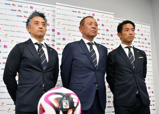 橋本社長（左）と記者会見に臨んだ小林新監督（中央）。右は山口強化部長＝17日午後４時35分、県庁記者クラブ