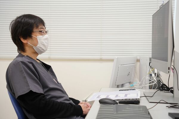 オンラインで開かれたサロンで、脳卒中に関する相談に応じる竹川学内教授＝壬生町北小林