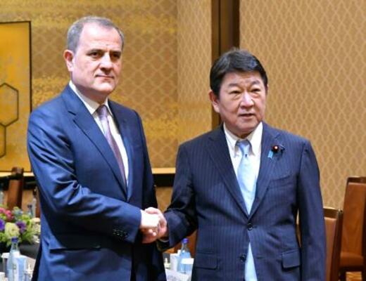 会談前に握手するアゼルバイジャンのバイラモフ外相(左)と茂木外相=10日午後、東京都港区の飯倉公館