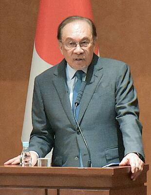 東京大本郷キャンパスで、AIの発展をテーマに講演するマレーシアのアンワル首相=9日午前、東京都文京区