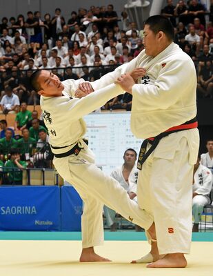 柔道男子団体準決勝　大将戦、白鴎足利の斎五沢（左）が果敢に攻める＝三重県津市のサオリーナ