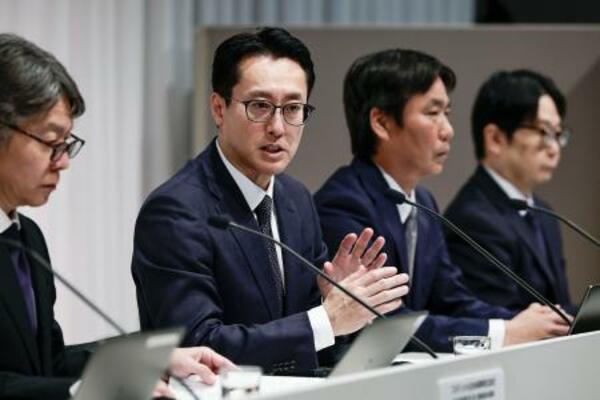 　記者会見するプルデンシャル生命の得丸博充社長（左から２人目）＝２２日午後、東京都千代田区