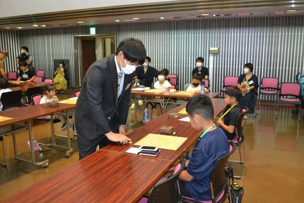 小学生と対局する長谷部五段