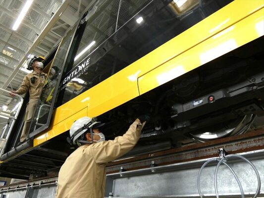念入りに車両を点検する技術社員＝28日午前、宇都宮市下平出町