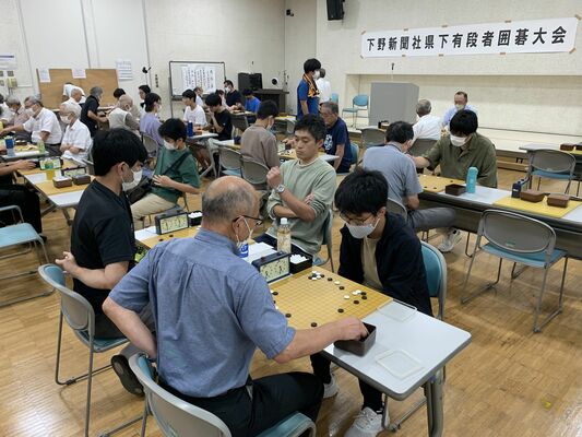 熱戦が繰り広げられた下野新聞社県下有段者囲碁大会＝17日午前、宇都宮市宝木本町