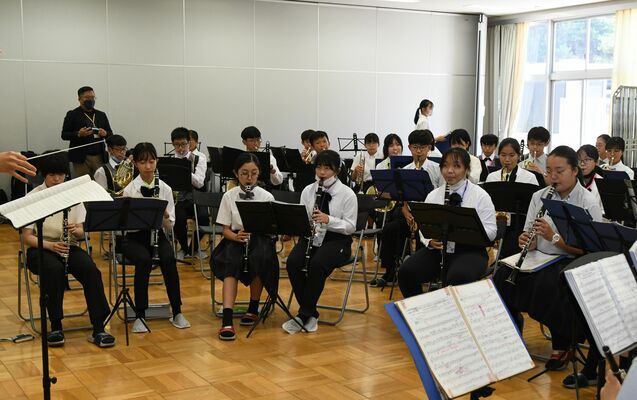 合奏する宇都宮東高付属中と東石国民中学校の生徒ら＝２日午前、宇都宮東高付属中