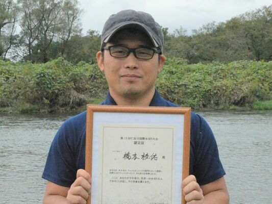 優勝の認定証を手にする橋本さん