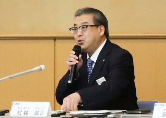 2025年度分の線区別収支を説明するJR北海道の村林健吾取締役=3日午後、札幌市