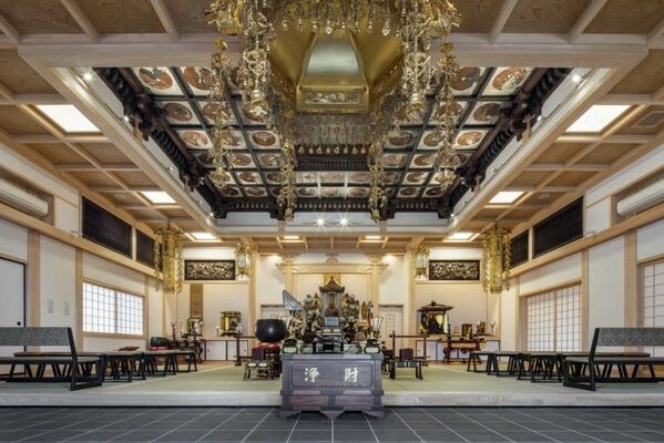 天井画や欄間などを有する妙建寺の本堂（同寺提供）