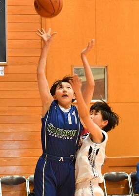 女子３回戦　第２クオーター、白鴎足利の鈴木萌がシュートを放つ＝宇工高体育館