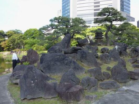 　旧芝離宮恩賜庭園の石組み＝東京都港区