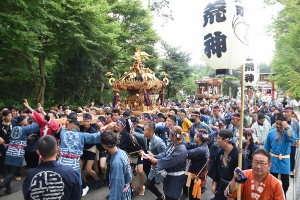 荒神祭が始まり、威勢よく大前神社を出るみこし