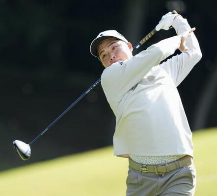 　第１日、１２番でティーショットを放つ吉田泰基。５アンダーで首位＝成田ヒルズＣＣ