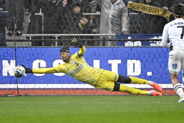 前半７分、栃木シティのＧＫ相澤がＰＫを止める＝ＣＦＳ、森田大地撮影