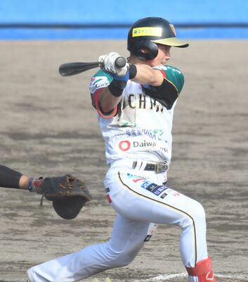 ７回、栃木ＧＢの和気が左前適時打を放つ＝セブンナッツスタジアム