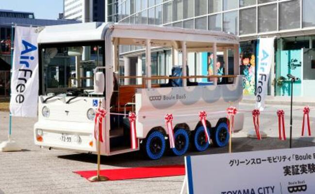 ブリヂストンが開発した次世代タイヤ「AirFree(エアフリー)」を装着した電気バス=8日午前、富山市