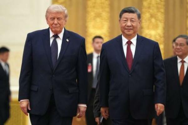 北京の人民大会堂で夕食会に臨むトランプ米大統領(左)と中国の習近平国家主席=14日(AP=共同)