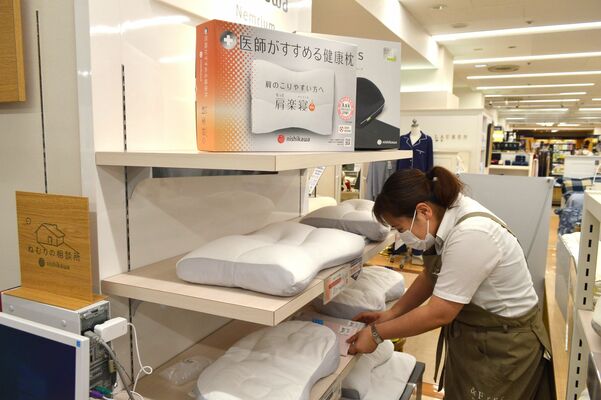 枕売り場を整える店員。祖父母と来店する家族連れも増えているという＝15日午後、東武宇都宮百貨店宇都宮本店