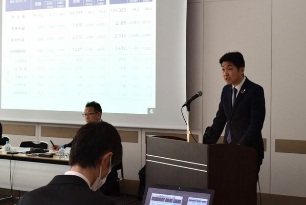 決算内容や今後の取り組みを説明する中澤社長（右）＝18日午前、都内
