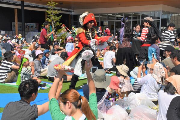 ミナテラスとちぎで行われた「歌う海賊団ッ！」のスペシャルライブ＝３０日午後、宇都宮市インターパーク６丁目
