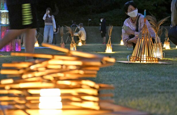 夕暮れの会場を彩るヨシ灯り