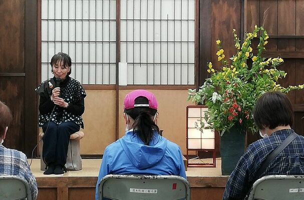 農家のいろり端を模した趣ある会場で行われた４月の定期口演（同会提供）
