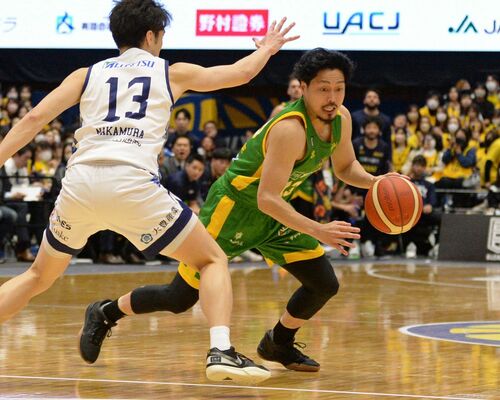 第３クオーター９分、ドリブルで突破するブレックスの渡辺（右）＝ブレックスアリーナ宇都宮