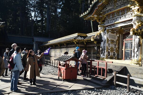 日光東照宮内を視察する大使館職員ら