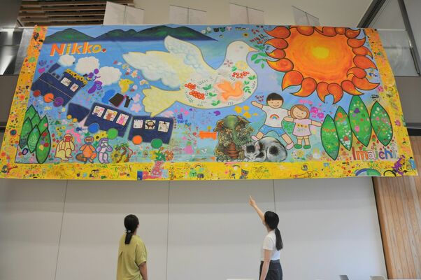市役所１階に展示された巨大キッズゲルニカ