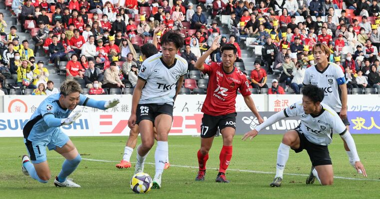 前半、ゴール前で必死に守備をする栃木ＳＣのＧＫ川田（左）ら＝金沢ゴーゴーカレースタジアム