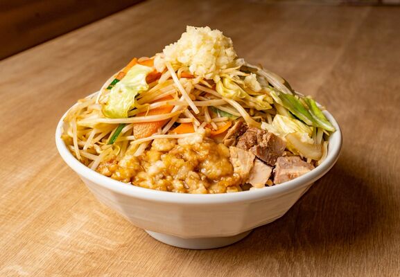 共同開発した「ベジまぜそば」(ソメットファーム提供)