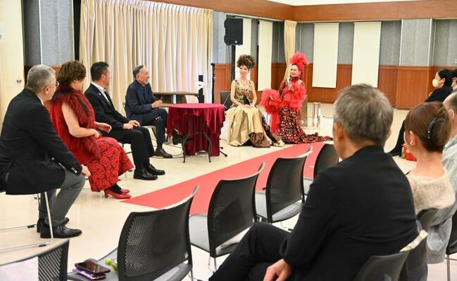 座談会形式で質問を受ける岸田さん（左から４人目）