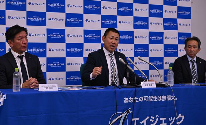新球団を設立しＮＰＢ２軍リーグへの参加意思を示したエイジェックの古後社長（中央）ら＝県庁