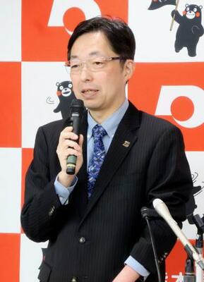 記者会見する熊本県の木村敬知事=13日午前、熊本県庁