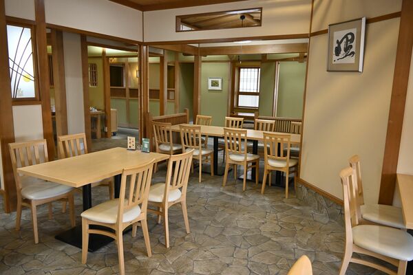 「御料理処彩華　喜沢店」のランチタイム終了後に営業する「かふぇ彩華」の店内