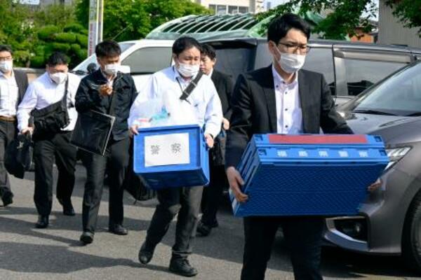若山哲夫容疑者の自宅へ家宅捜索に向かう捜査員=20日午前、新潟県胎内市