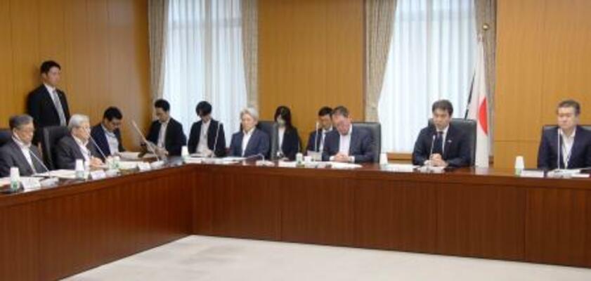 文科省で開かれた火山調査研究推進本部会議=29日午後