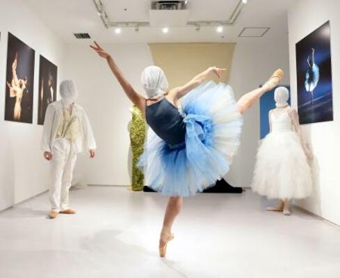 　衣装を着てパフォーマンスをするダンサー＝東京都渋谷区