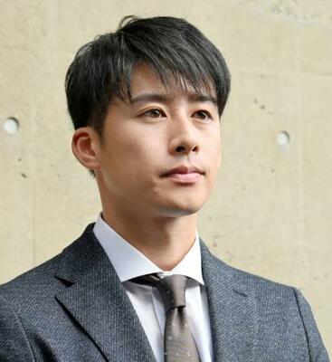 取材に応じるソフトバンクの板東湧梧投手=27日、みずほペイペイドーム