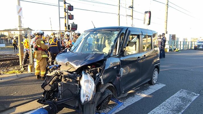 踏切事故に遭ったとみられる車両
