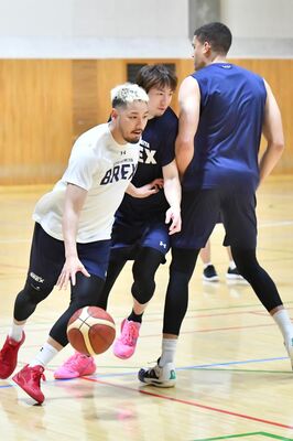 ＣＳ準々決勝に向けて練習に汗を流すブレックスの選手たち＝ブレックスアリーナ宇都宮サブアリーナ