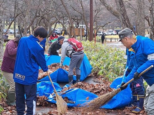 落ち葉を集める参加者