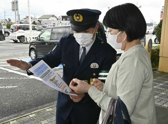 情報提供を呼びかける警察官ら＝14日午前、那須塩原市太夫塚６丁目