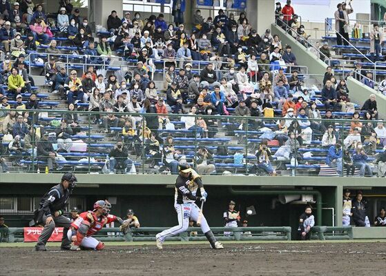 大勢のファンが見つめる中、エイジェックスタジアムで開幕戦に臨んだ栃木ＧＢの選手ら＝６日午後２時20分、宇都宮市西川田４丁目