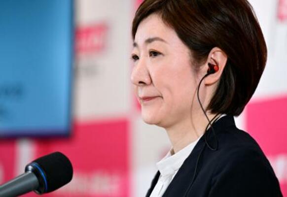 　記者会見場に到着したれいわ新選組の大石共同代表＝８日午後８時３６分、東京都新宿区