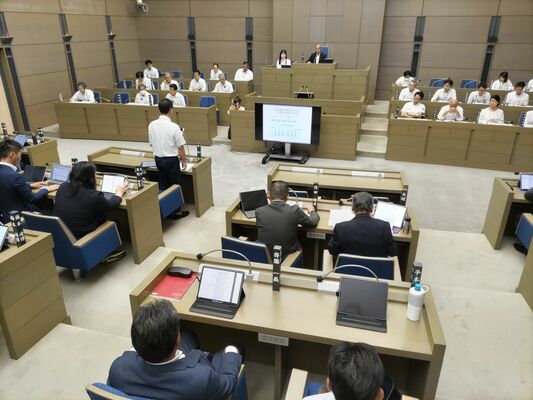 亀岡市議会の一般質問の様子（同市議会本会議場）